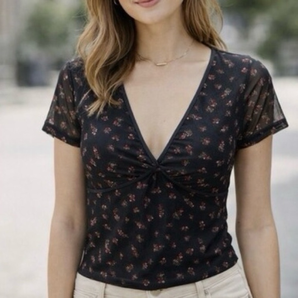 Aéropostale Women's Floral Mesh V-Neck Crop‎ Top Size Large Black NWT